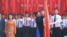 Chủ tịch Quốc hội Nguyễn Thị Kim Ngân thay mặt lãnh đạo Đảng và Nhà nước gắn Huân chương Độc lập hạng Ba lên lá cờ của nhà trường