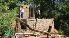 Công trình xây dựng trong rừng phòng hộ thuộc thôn Lâm Trường xã Minh Phú (Sóc Sơn, Hà Nội) đã được người dân tự giác tháo dỡ phần vi phạm. (Ảnh: Mạnh Khánh/TTXVN)