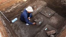 Nhà khoa học phát hiện mộ cổ của cư dân Sa Huỳnh ở Suối Chình, Lý Sơn. Ảnh: Đoàn Ngọc Khôi