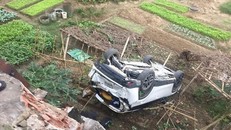 Sau pha lùi xe bá đạo của nữ tài xế, CX5 lật ngửa dưới ruộng.