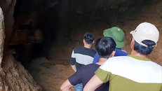 Người thân mong ngóng lực lượng chức năng đưa phu vàng mắc kẹt ra ngoài