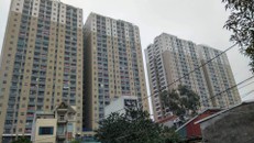 Sáng ngày 20/11, 2 tòa T1, T2 Thăng Long Victory vẫn đỏ màu băng rôn đòi CĐT phải chịu trách nhiệm về chất lượng nhà ở