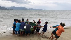 Ngư dân Đông Hải kéo, neo đậu các phương tiện đánh bắt thủy sản vào bờ tránh bão (Ảnh: Hữu Phương)