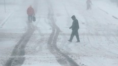 Trận bão tuyết trải dài từ phía Đông Bắc Kansas đến Chicago với sức gió 80km/h. Ảnh: AP