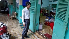 Nhiều trường học ở Sài Gòn nước ngập cả vào lớp, bùn đất khắp nơi