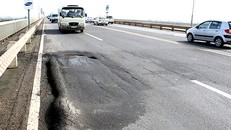 Mặt cầu Thăng Long liên tục bị hư hỏng, ổ gà dù đã qua nhiều lần sửa chữa