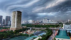 Hình ảnh một cơn dông xuất hiện bất ngờ tại Thủ đô Hà Nội. Ảnh: Nam Nguyễn