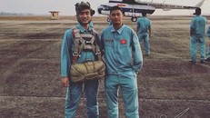 Thiếu úy Đào Văn Long (bên trái) trong một lần nhảy dù.