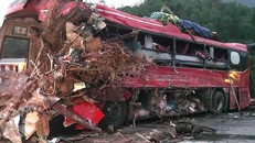 Xe khách vỡ nát phần đầu sau tai nạn. Ảnh: VTC