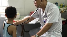 Đi đăng ký học bơi, bé trai suýt chết vì nhảy xuống bể