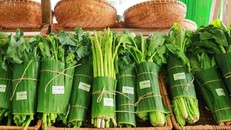 Một số siêu thị, trung tâm thương mại đóng gói nông sản, rau củ bằng lá chuối và nhận được nhiều phản hồi tích cực từ người tiêu dùng.