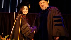 Hiệu trưởng Đại học Dược Tyler bắt tay chúc mừng Thủ khoa Nguyễn Thị Hồng Ngọc trong lễ tốt nghiệp.