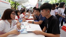 Tư vấn xét tuyển 2019 tại Trường ĐH Bách khoa Hà Nội sáng 21/7. Ảnh: Mạnh Dũng