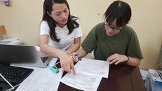 Em Nguyễn Bảo Ngọc (Trường THPT Phạm Hồng Thái, Ba Đình, Hà Nội) gặp trục trặc khi đăng ký điều chỉnh nguyện vọng trực tuyến, phải đến trường nhờ thầy cô điều chỉnh nguyện vọng bằng phiếu