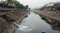 Vì sao sau 3 thập kỷ nỗ lực ‘giải cứu,’ sông Tô Lịch vẫn… bẩn?