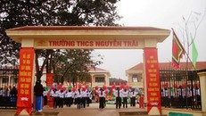 Rơi xuống bể bơi trường cấp 2, bé 4 tuổi đuối nước thương tâm