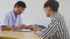 Khám, tư vấn điều trị cho bệnh nhân HIV tại Trung tâm Y tế quận Đống Đa