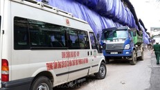 Xe xử lý môi trường của các cơ quan chức năng tại khu vực xảy ra đám cháy tại Công ty Rạng Đông. Ảnh: Huy Hùng/TTXVN