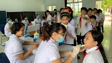 2.000 người đi khám sau cháy Rạng Đông, trường học được yêu cầu test thực phẩm