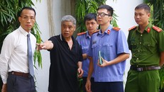 Ông Phiến (áo đen, thứ 2 từ trái sang) tại cổng trường Gateway. Ảnh: Phạm Dự.