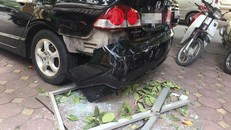 Chiếc cửa kính rơi trúng ô tô (Ảnh: Nguyễn Trường).