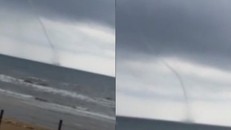 Dân thích thú dùng điện thoại ghi vòi rồng cao trăm mét xuất hiện trên biển Hà Tĩnh