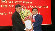 Ông Phạm Minh Chính trao quyết định chuẩn y cho ông Nguyễn Hữu Đông, tân Bí thư tỉnh ủy Sơn La, nhiệm kỳ 2015 - 2020.