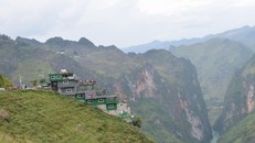 Các bức tường bên ngoài nhà hàng Mã Pì Lèng Panorama đang được sơn màu xanh lá.