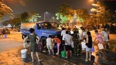 Người dân Hà Nội xếp hàng nhận nước sạch trong đêm