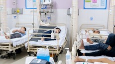 Hàng chục công nhân nhập viện cấp cứu do ngộ độc thực phẩm