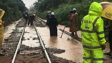 Đường sắt ở Bình Định bị ngập, sạt lở nhiều điểm vì bão số 5. Ảnh: HOÀI AN