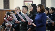 Cộng đồng người Việt cầu nguyện tại Nhà thờ Tên Thánh và Đức Mẹ Thánh Tâm, London tối 2/11. Ảnh: PA