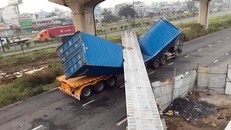 TP.HCM: Xe container kéo sập dầm bêtông cầu bộ hành đang thi công