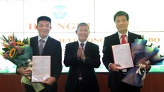 Thứ trưởng Nguyễn Thành Hưng trao quyết định và chúc mừng các đồng chí Đỗ Công Anh, Nguyễn Hồng Thắng.