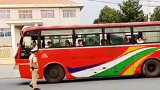 Tài xế xe khách chửi CSGT bị phạt tiền. Ảnh: Cắt từ clip