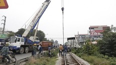 Cố băng qua đường sắt, container bị tông đứt đôi