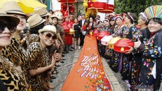 "Bà trùm" Thúy Nga với chiếc váy cưới dài in hình con bướm có một không hai.