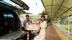 Đại diện Công đoàn TMV giao đồ quyên góp cho BTC tại Trụ sở chính