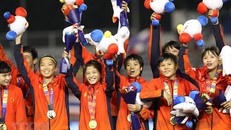 Đội tuyển nữ Việt Nam ăn mừng. (Ảnh: Hoàng Linh/TTXVN)