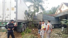 Sau va chạm mạnh, hai xe tải cùng lao vào nhà dân bên đường