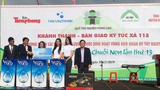 Lãnh đạo Tập đoàn Tân Á Đại Thành trao tặng quà Ký túc xá 115 dành cho các học sinh nghèo người dân tộc thiểu số tại xã Ea Dah, huyện Krông Năng, Đắk Lắk