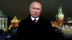 Tổng thống Nga Vladimir Putin nêu thông điệp năm mới trên truyền hình. Ảnh: Reuters.