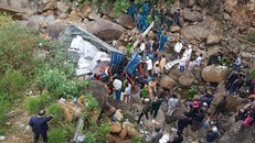 Hiện trường xe tải rơi xuống vực. Ảnh: Mạnh Sỹ.