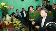 Đại tướng Tô Lâm, Bộ trưởng Bộ Công an thắp hương chia buồn sự mất mát của thân nhân Thượng tá Nguyễn Huy Thịnh. (Ảnh: Doãn Tấn/TTXVN)
