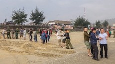 Lực lượng chức năng dùng lưới quét để tìm kiếm hai em học sinh mất tích