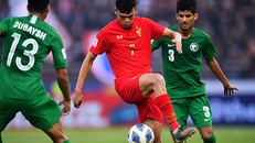 Supachai (đỏ) không có nhiều bóng trong thế trận lép vế của Thái Lan. Ảnh: AFC.