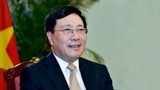 Phó Thủ tướng, Bộ trưởng Ngoại giao Phạm Bình Minh trao đổi với báo chí (Ảnh: Tuấn Anh/Bộ Ngoại giao)