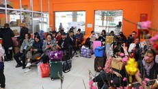 Hàng ngàn người dân bắt đầu rời Hà Nội về quê ăn tết