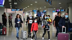 Hành khách đeo khẩu trang để phòng tránh lây nhiễm virus corona tại Macao, Trung Quốc, ngày 22/1/2020. Ảnh: AFP