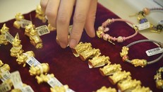 Sôi động thị trường quà tặng 'độc, lạ' trong ngày vía Thần tài